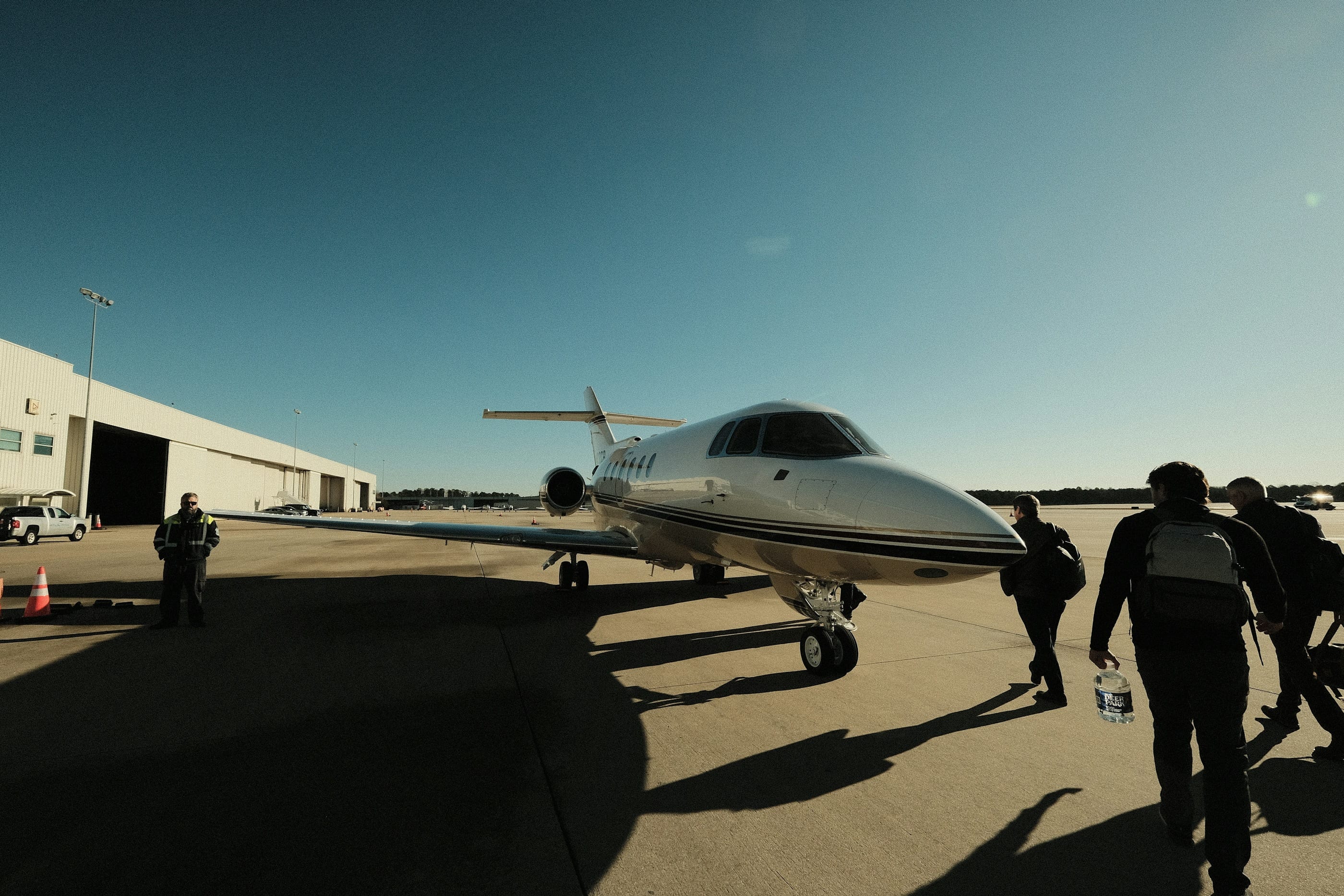 Tripulación caminando hacia un jet ejecutivo